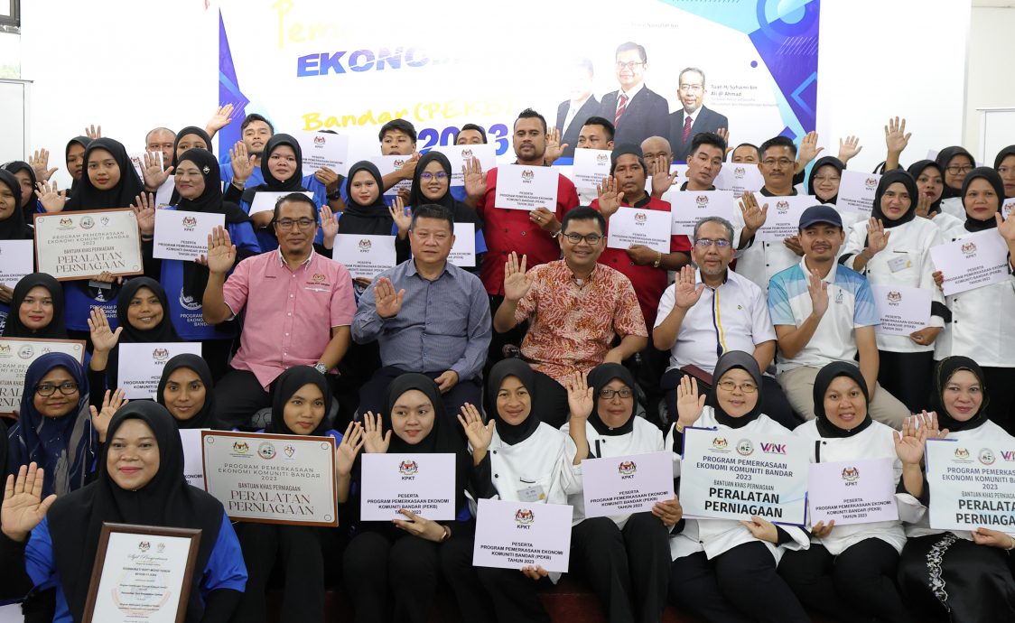 全国: 地方政府发展部副部长阿克玛出席加强关丹城市社区经济计划闭幕礼。