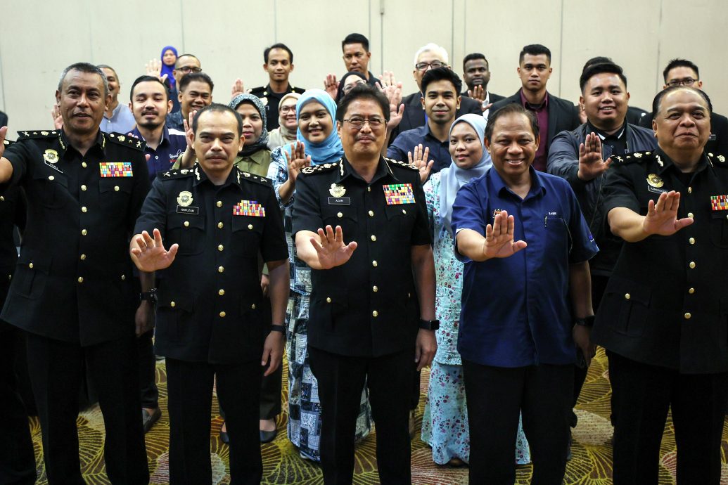 反贪污委员会主席丹斯里阿占巴基指出,反贪会已传召了12名证人针对吉打1300万令吉的稀土开采贪污滥权案录取口供。