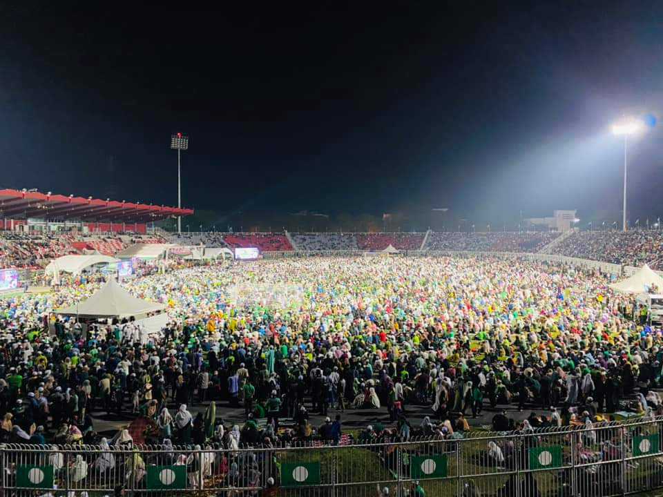 全国:国盟今晚在吉兰丹州哥打峇鲁举办万人大集会,为即将来临的州选举造势,激奋军心!主办单位宣布现场来了10万人,即使一夜间下了两场雨并影响电供,许多人或撑伞或冒雨留到最后。