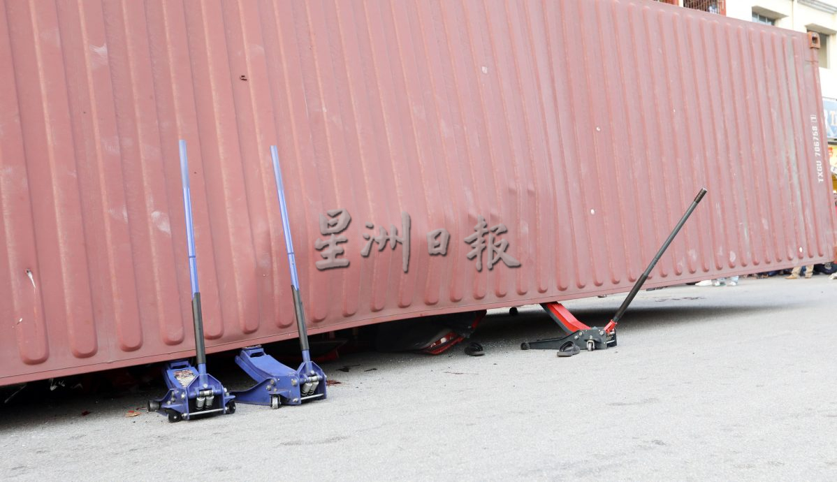 华男为救车惨遭倒下货柜压死