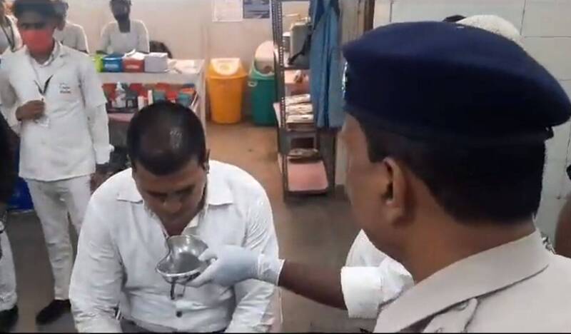 印度税务员收贿被抓包 当场将赃款5000卢比吞下肚