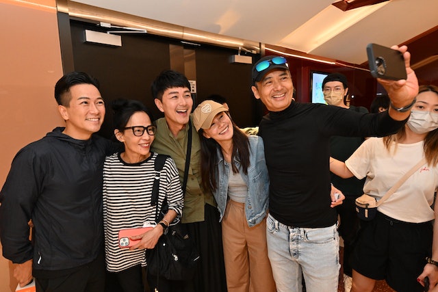 发哥冒3号台风戏院谢票 巧遇黄翠如萧正楠玩自拍