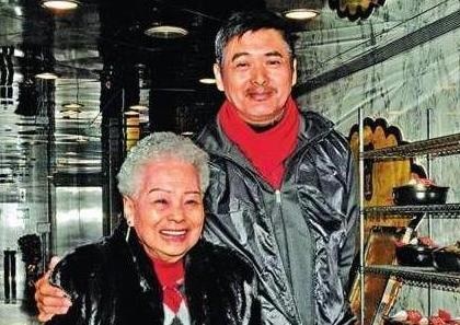 发哥受母亲不言败精神影响 佩服不识字能出口成文