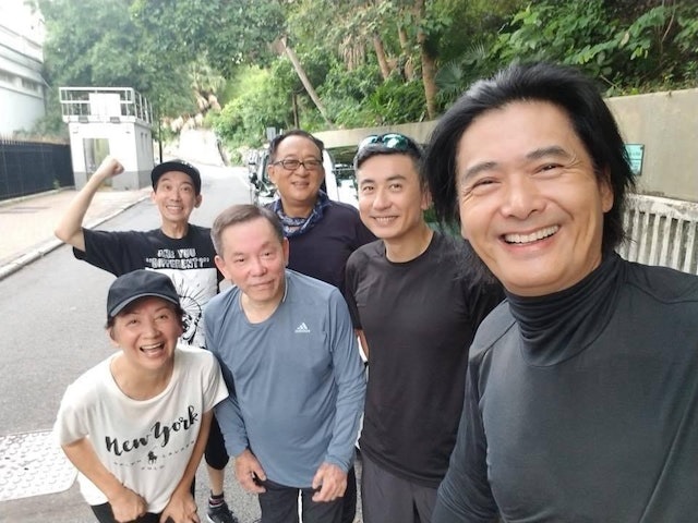 发哥受母亲不言败精神影响 佩服不识字能出口成文