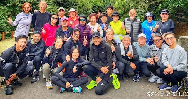 发哥受母亲不言败精神影响 佩服不识字能出口成文