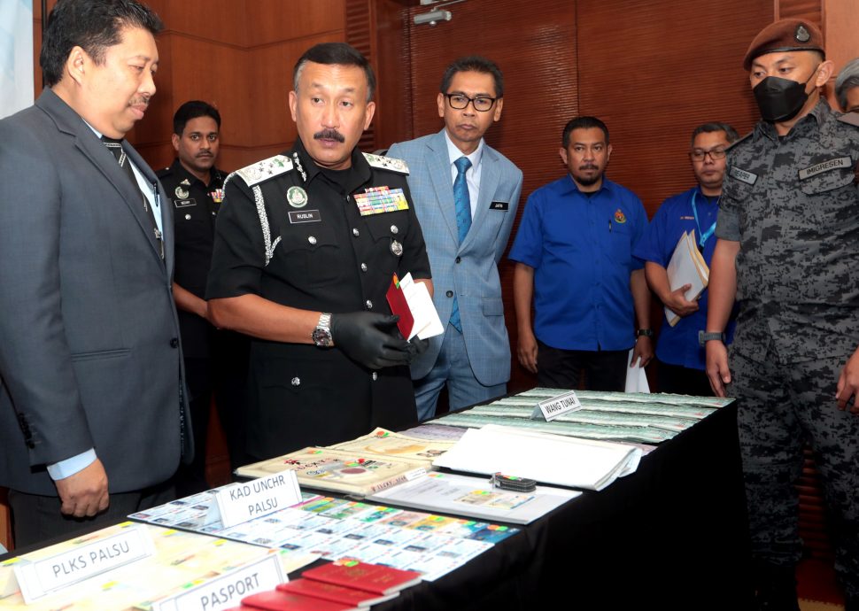 取代前稿,丽琴上传/ 移民局捣毁伪制证件集团