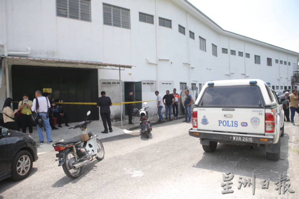 取代前稿／警追踪3嫌犯吁提供情报 金店遭爆窃失百万金饰