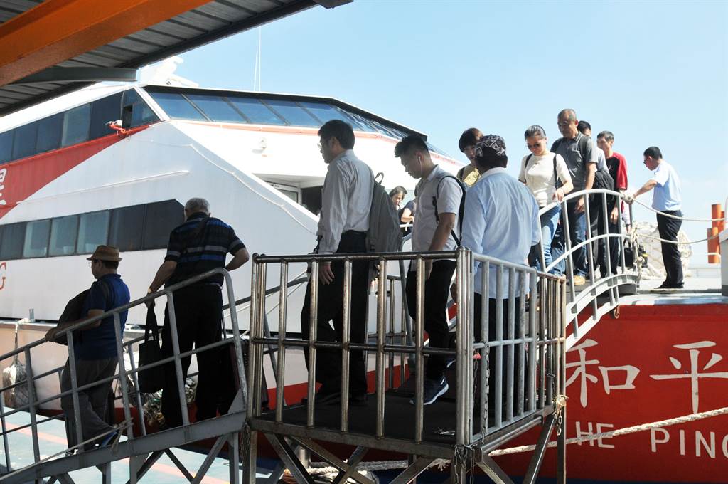 台陆委会宣布周四起  准中国人经“小三通”往来探亲