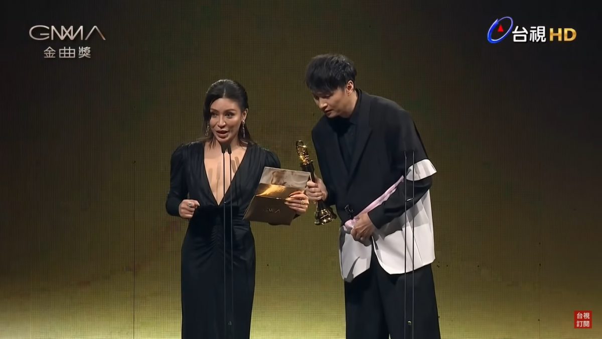 史上最大出包|艾怡良冲上微博热搜 网狂CUE莫文蔚