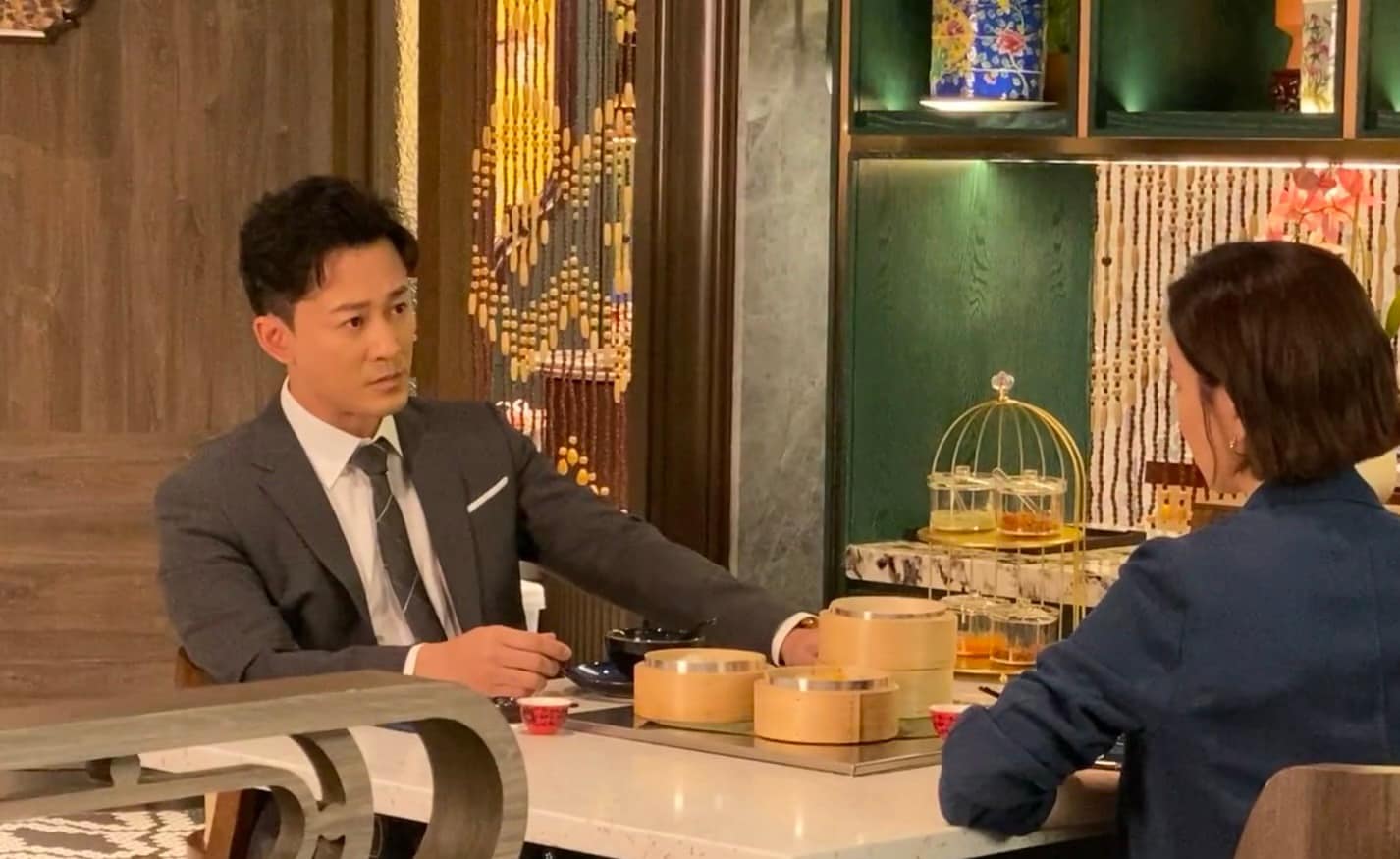 合体佘诗曼隆餐厅取景 林峰新造型回春粉求探班