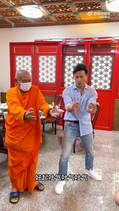 吕良伟与泰僧侣交流气功心得 网笑问传授正版易筯经?