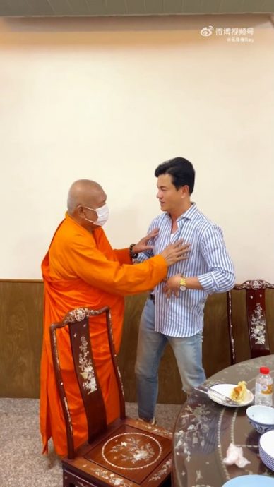 吕良伟与泰僧侣交流气功心得 网笑问传授正版易筯经?