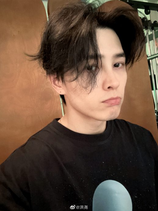 吴谨言洪尧同居实锤 昔发亲密合照秒删