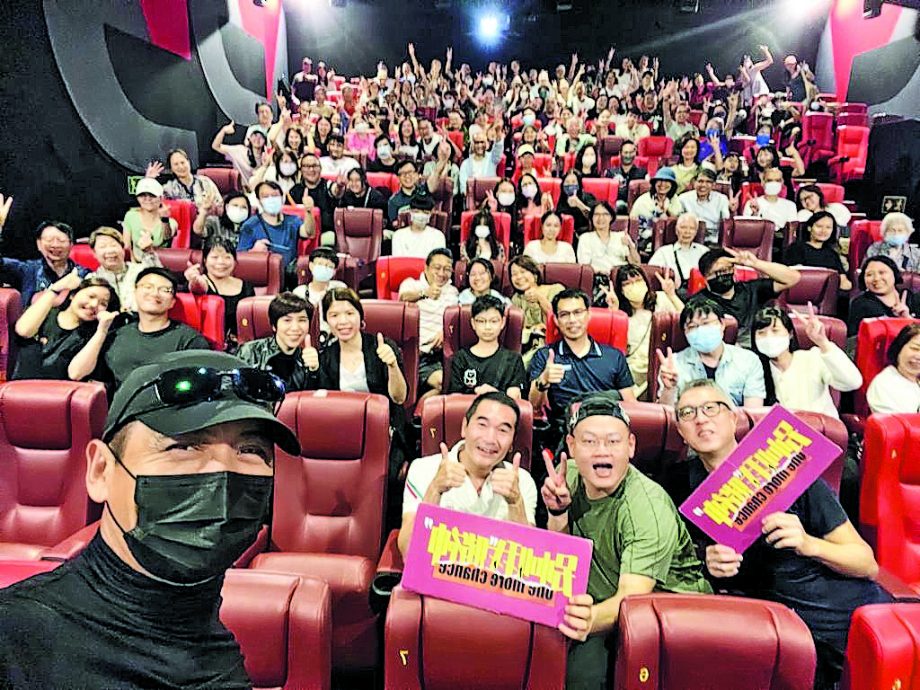 周润发由“二线”变“一线” 兑现承诺突袭戏院谢票