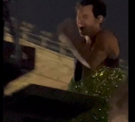 哈利遭歌迷抛掷物品砸中左眼　弯腰痛苦遮脸画面曝光 
