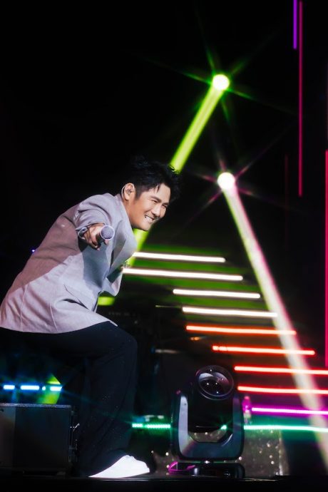 唱《背叛》一度哽咽 曹格泪吐:我不孤单