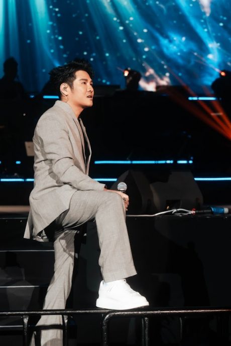 唱《背叛》一度哽咽 曹格泪吐:我不孤单