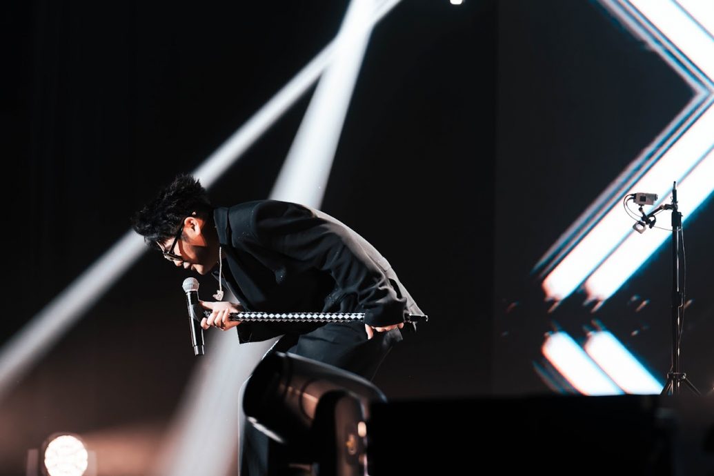 唱《背叛》一度哽咽 曹格泪吐:我不孤单