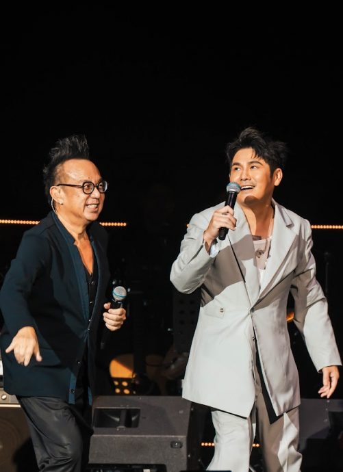 唱《背叛》一度哽咽 曹格泪吐:我不孤单