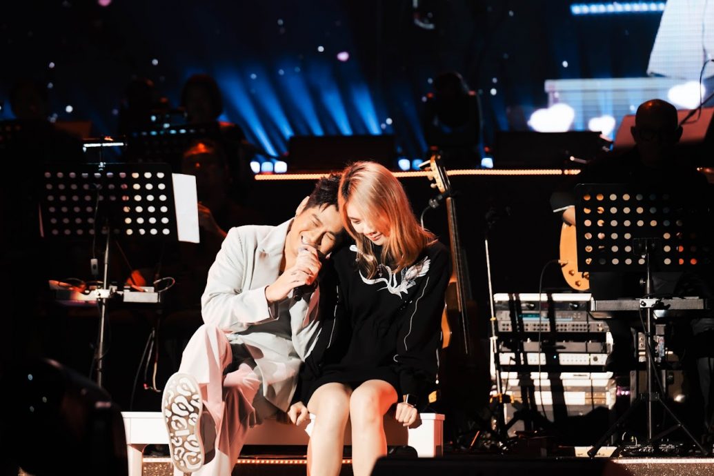 唱《背叛》一度哽咽 曹格泪吐:我不孤单