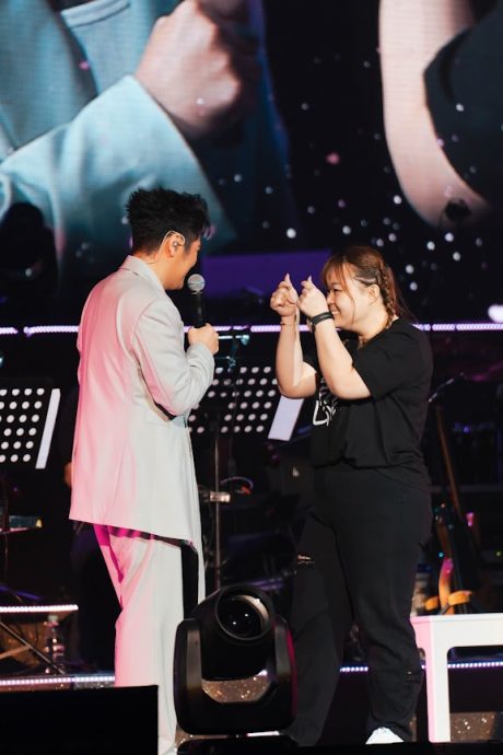 唱《背叛》一度哽咽 曹格泪吐:我不孤单