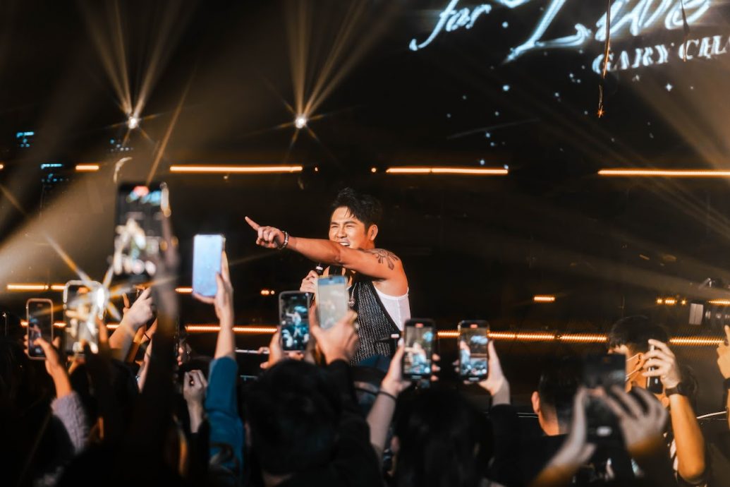 唱《背叛》一度哽咽 曹格泪吐:我不孤单