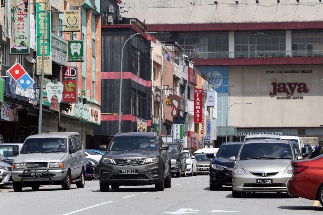 商区铺路画11橙色车位 灵14区限停8月开跑