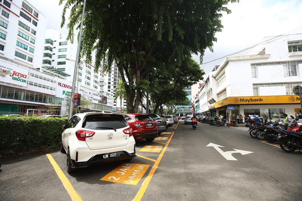 商区铺路画11橙色车位 灵14区限停8月开跑
