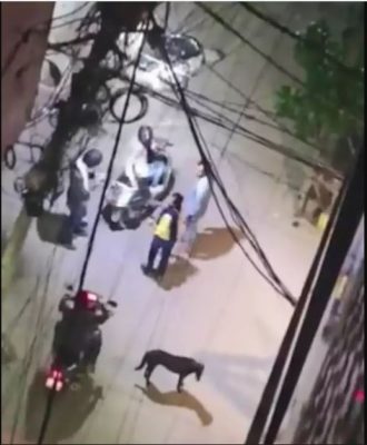 国际拼盘）遇上穷情侣 两劫匪“好心倒贴”