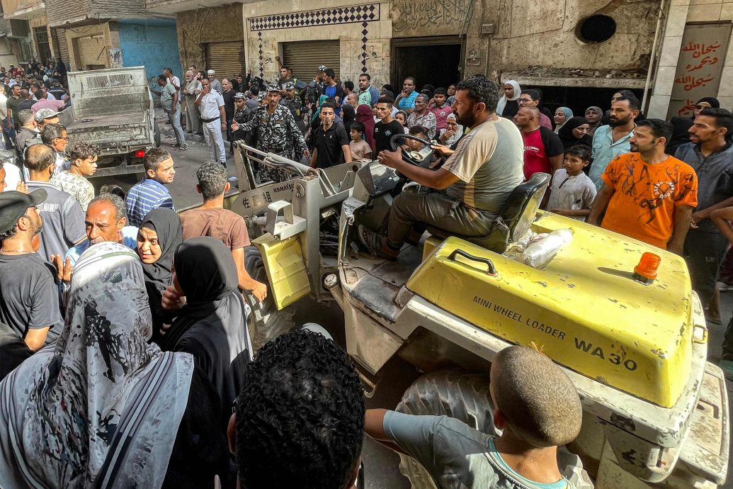 埃及开罗5楼公寓倒塌夺13命 疑为1楼居民“拆墙”惹祸