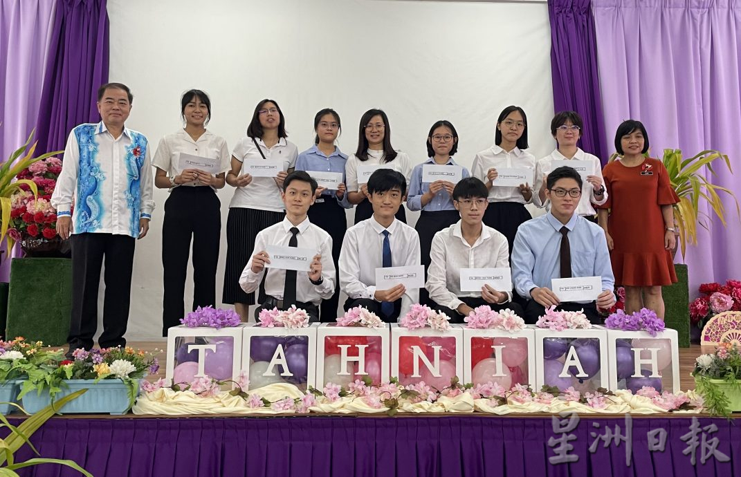 培南华中星洲学记 沈誉卫获最佳成绩模范生奖