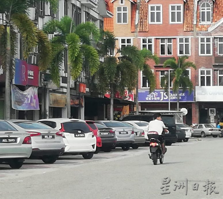 大学生网购 倾向驾车 金宝脚车店竞争大 销量滑
