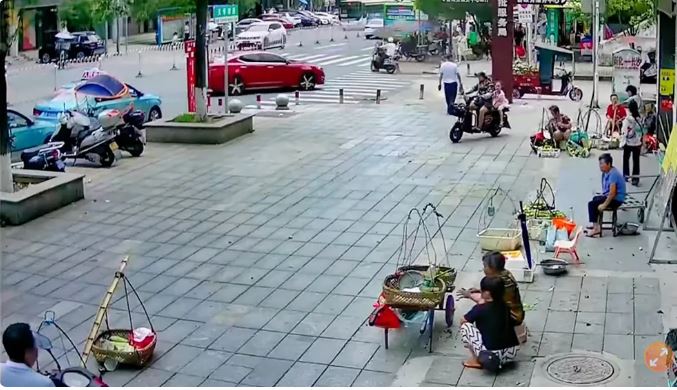 大楼磁砖崩落“轰炸人行道” 民众逃都来不及