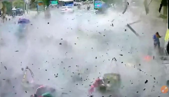 大楼磁砖崩落“轰炸人行道” 民众逃都来不及