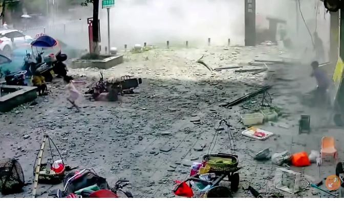 大楼磁砖崩落“轰炸人行道” 民众逃都来不及