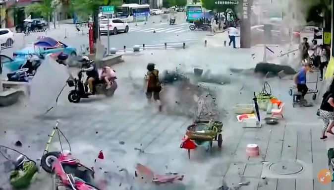 大楼磁砖崩落“轰炸人行道” 民众逃都来不及