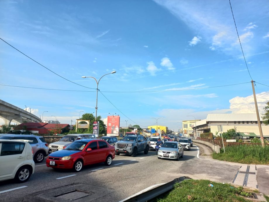 大都会 /沙登大街U转关闭进行道路改道测试