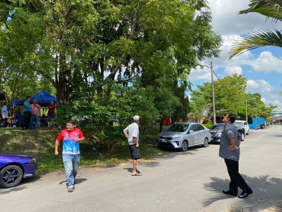 大都会/加影双溪直鲁花园,恐大树被大风吹倒,居民要求砍树