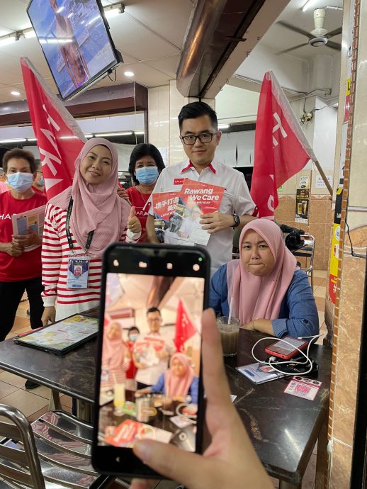 大都会:蔡伟杰首个黄金周末马不停蹄拜票/5图