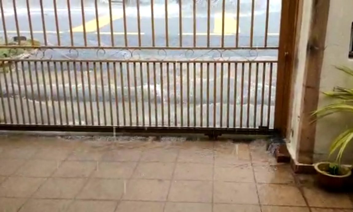 大都会/美达花园渠水倒灌进居民家/12图