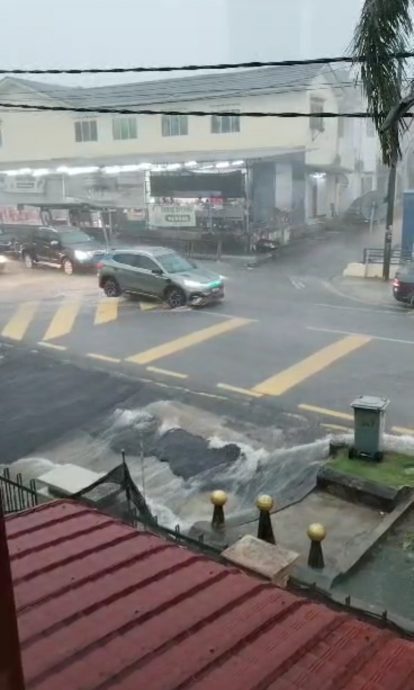 大都会/美达花园渠水倒灌进居民家/12图