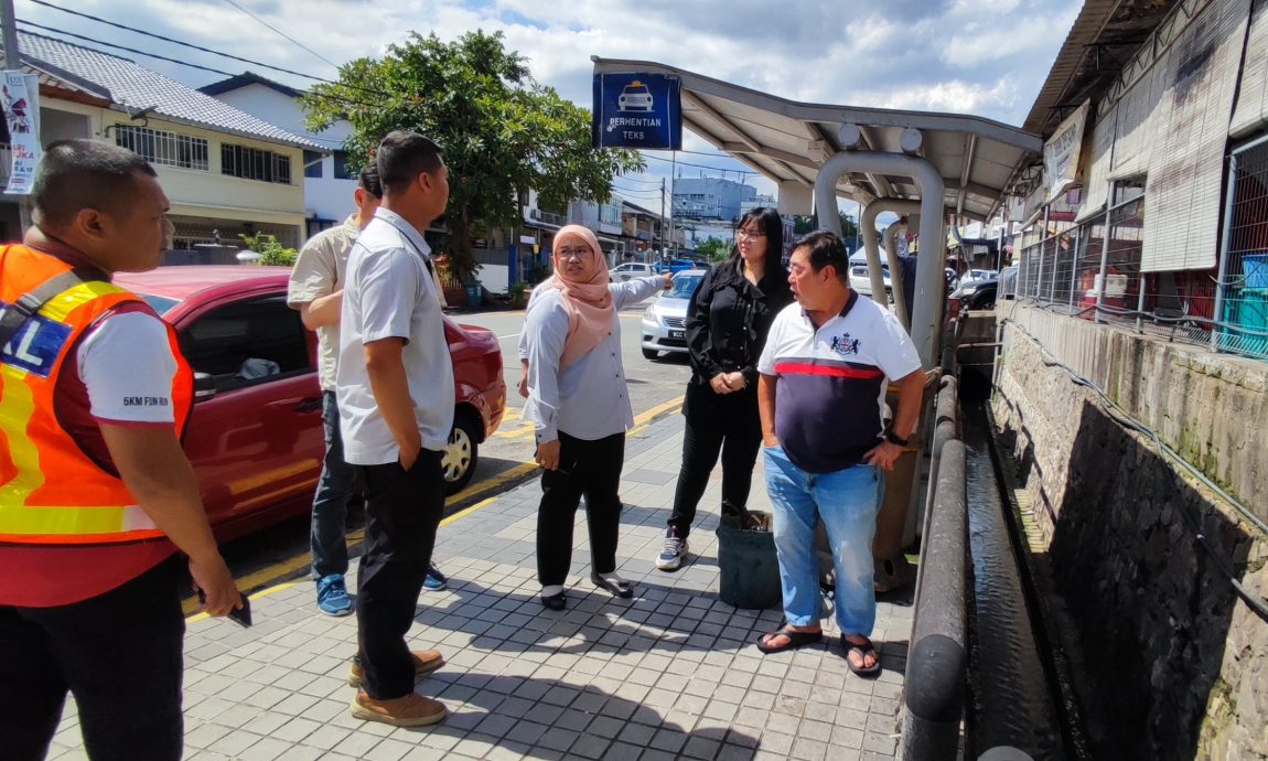 大都会/美达花园渠水倒灌进居民家/12图