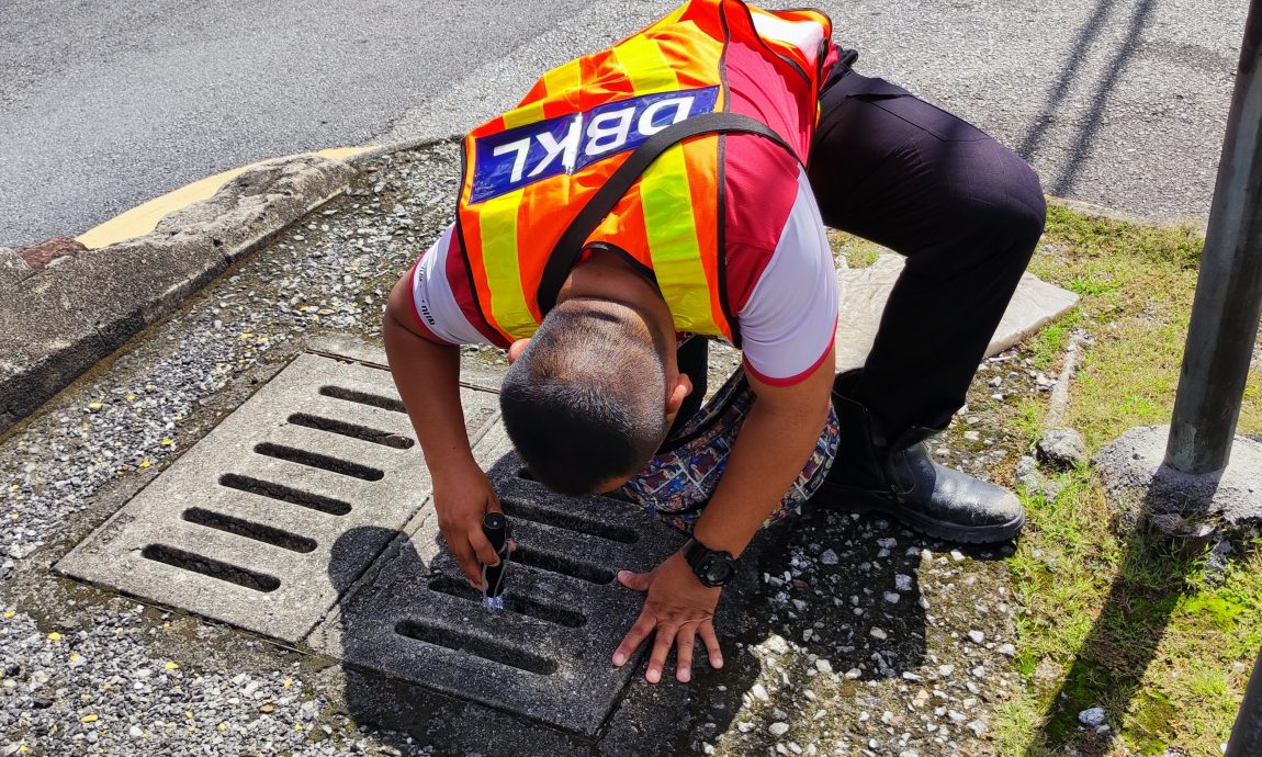 大都会/美达花园渠水倒灌进居民家/12图