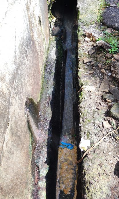 大都会/美达花园渠水倒灌进居民家/12图