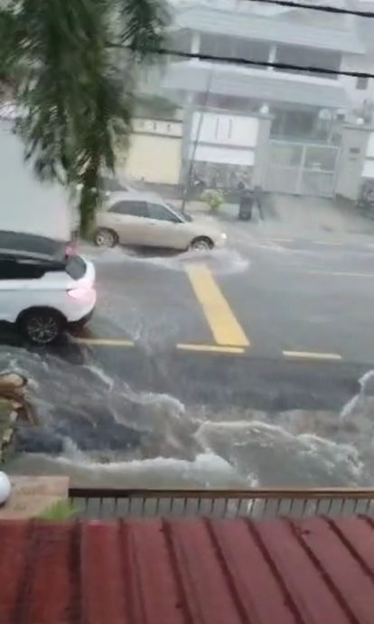 大都会/美达花园渠水倒灌进居民家/12图