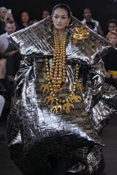 天下事 忧心暴乱 巴黎时装周紧张中登场