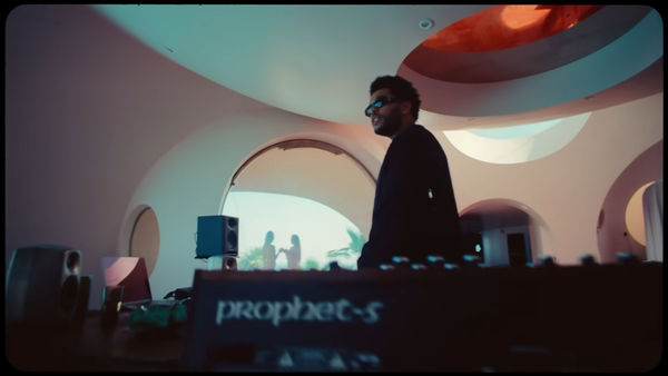 威肯新歌提韩女吸毒一夜情 疑消费Jennie被网谯