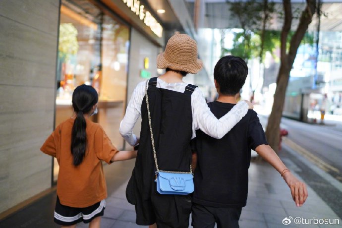 孙俪1拖2游新加坡环球影城 12岁帅儿曝光