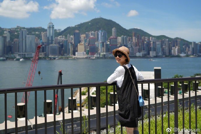 孙俪1拖2游新加坡环球影城 12岁帅儿曝光