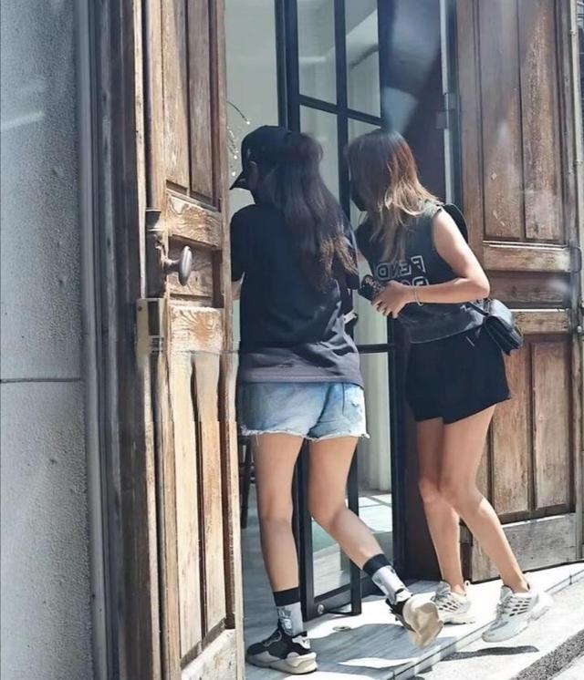 安以轩神隐537天首现身 消瘦憔悴看诊